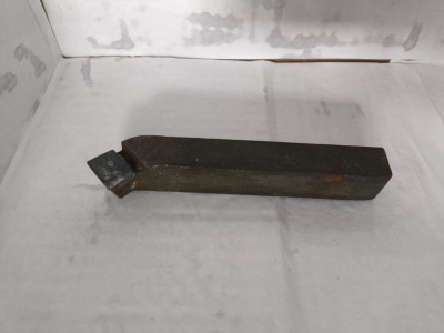 Превью Резец токарный 2102-0027 / проходной с отогнутой пластиной / сплав ВК8 ГОСТ 18877-73